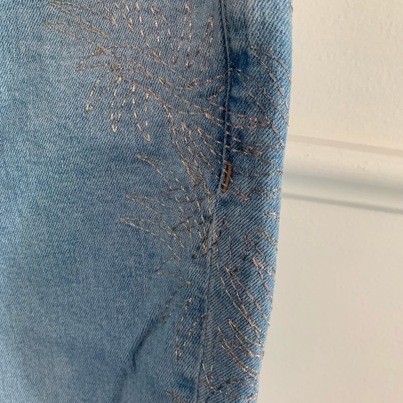 **SOLD** EXPRESS flare crop with embroidered leg. - Picture 4 of 5